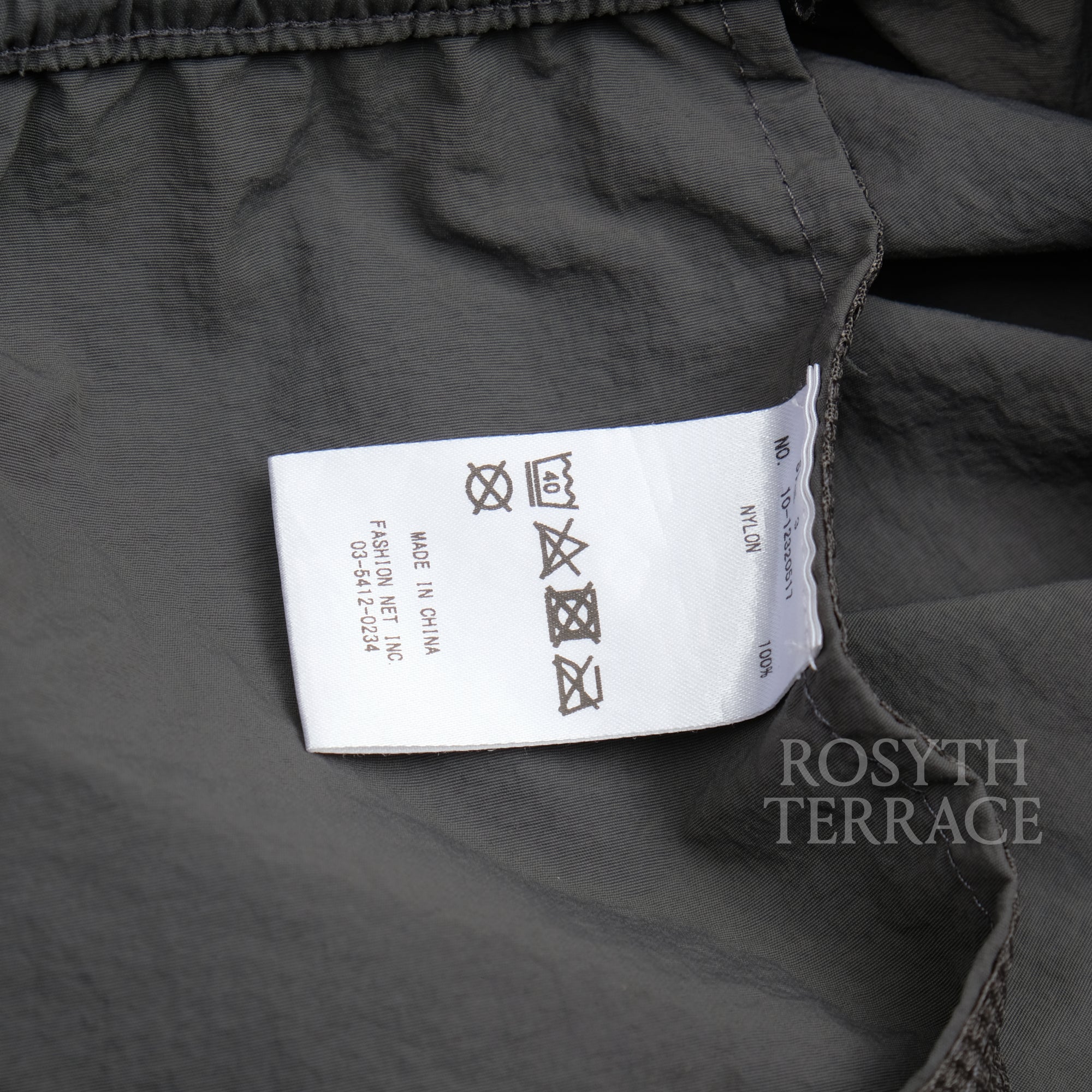 【ADULT ORIENTED ROBES / NYLON SHORTS / SIZE 3】