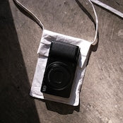 【ARITOMO x Sunsetter Publishing / TYVEK EXTRA LIGHT COMPACT CAMERA POCKET / OS】