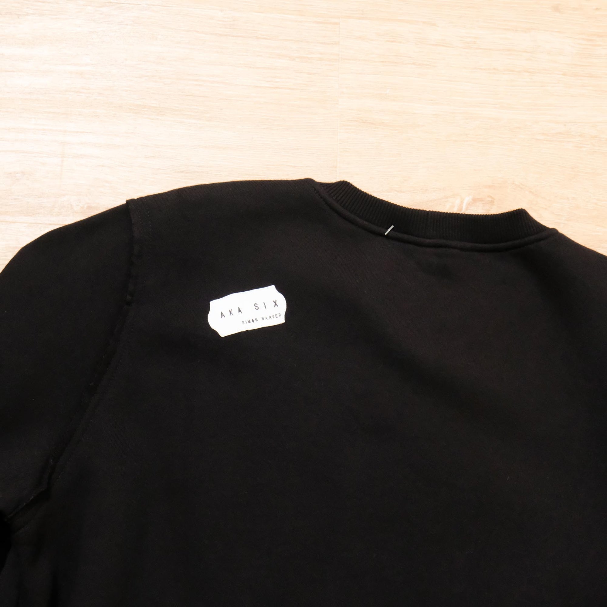 【AKA SIX BY SIMON BARKER / INVERTED CREW SWEAT BLACK / SIZE XL】